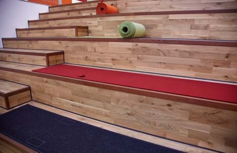 Filt sæde udrullet på trappe